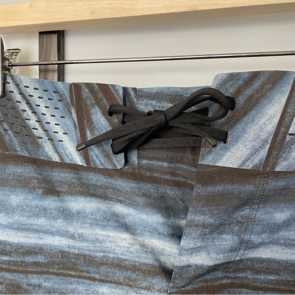 𝅺[36] Men’s Lululemon Swim Trunks Channel Cross Short 7” In High Tide Multi - Picture 4 of 11